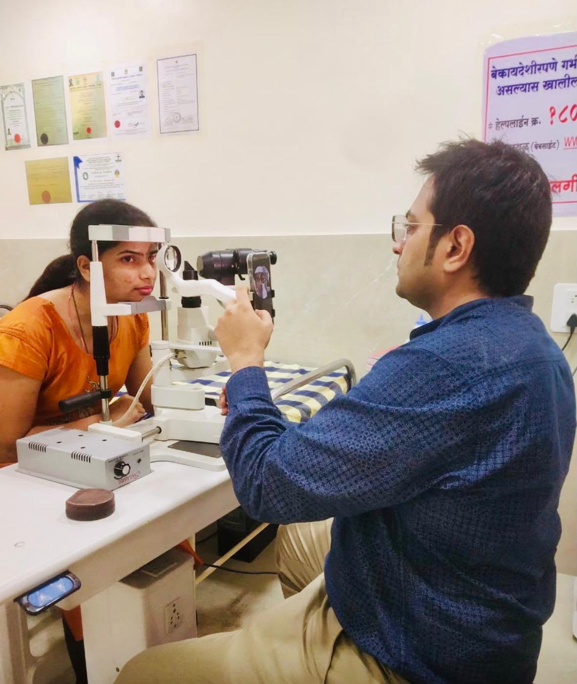 Dr. Rohit Laul capturing a retinal image with an MII device in Nashik